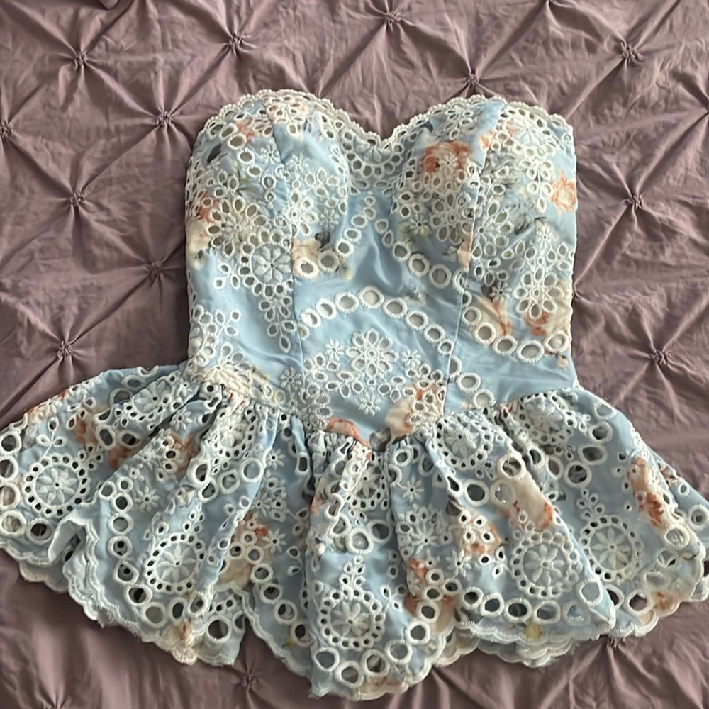 NWOT- Vici strapless top with a smocked back and zipper closure